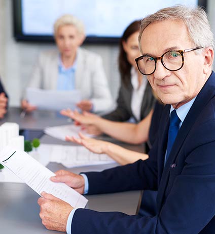Imagen ilustrativa de un administrador de fincas en una reunión.
