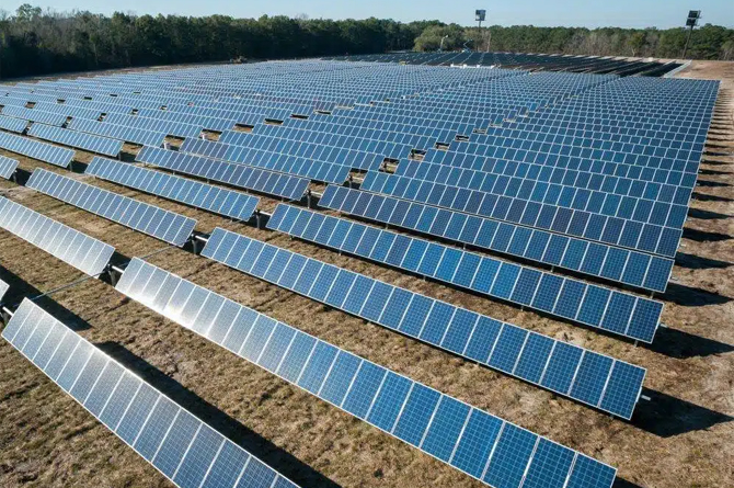 Imagen ilustrativa de un campo de energía solar.