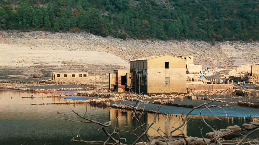 Vista del pueblo de Aceredo, emergido tras la sequía del embalse de Lindoso, en la frontera entre España y Portugal. Foto: Liane Ferreira (@liane-ferreira-1033991071).
