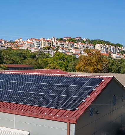 Imagen ilustrativa de autoconsumo solar en una nave industrial.